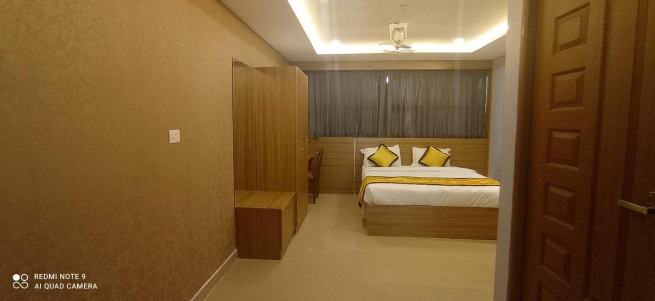 Hotel Emirates Kannangad Екстериор снимка